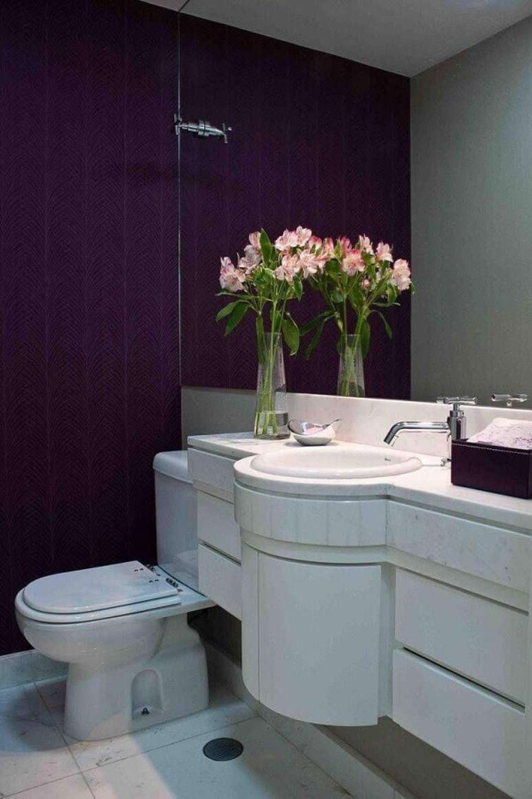 30. Decora&ccedil;&atilde;o de lavabo planejado com papel de parede roxo e gabinete branco &ndash; Foto: Decor F&aacute;cil