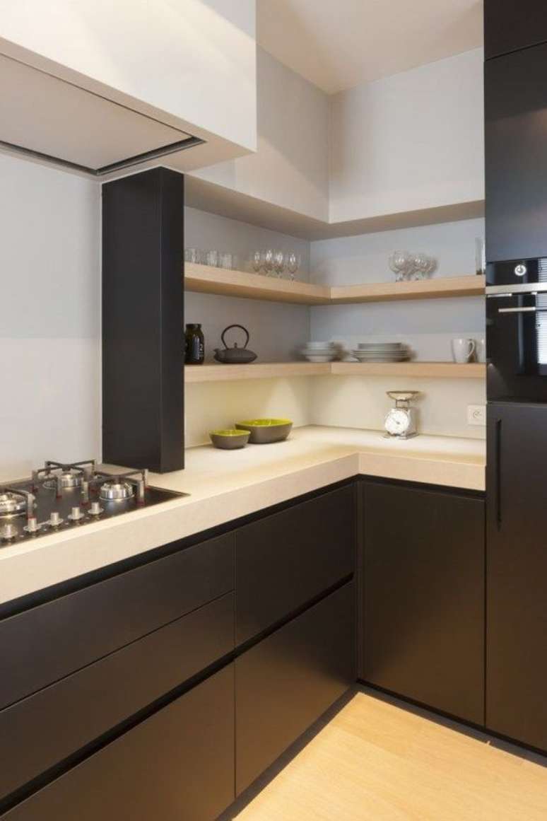47. Cozinha moderna com bancada de quartzo branco e armários pretos – Foto Juma Architects