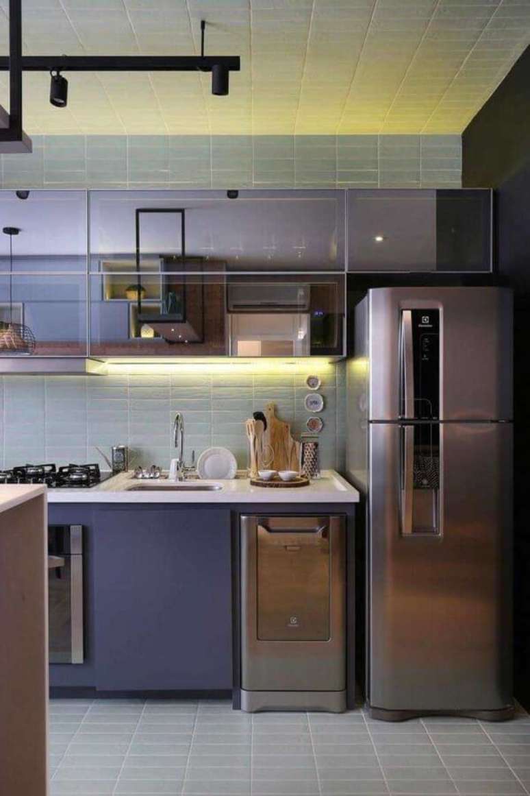 56. Decora&ccedil;&atilde;o moderna com bancada de quartzo branca e arm&aacute;rios azul espelhados &ndash; Foto Anna Maria Parisi