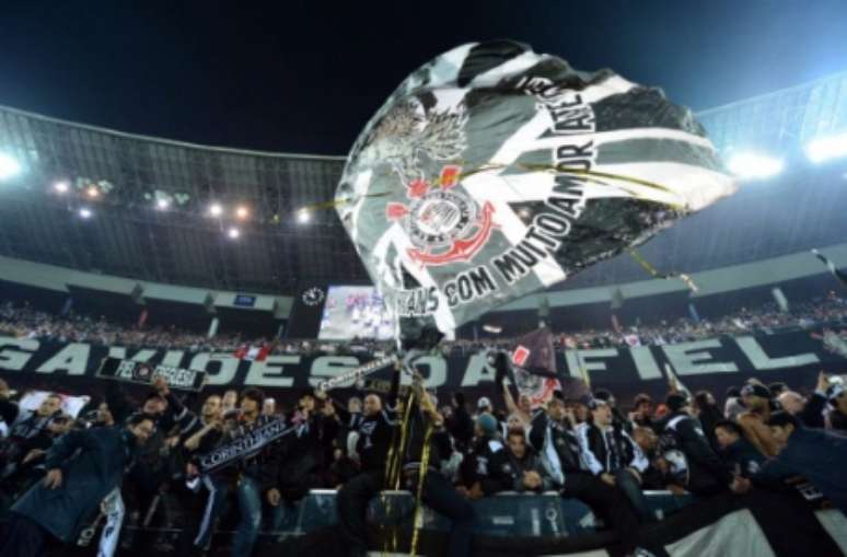 Em 2012, a torcida do Corinthians viu o time campeão mundial no Japão (Foto: Toshifumi Kitamura/AFP)