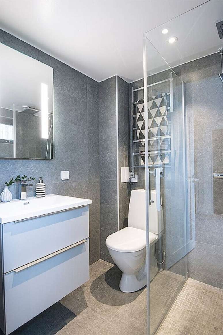 19. Decora&ccedil;&atilde;o com gabinete branco para banheiro cinza moderno &ndash; Foto: Planete Deco
