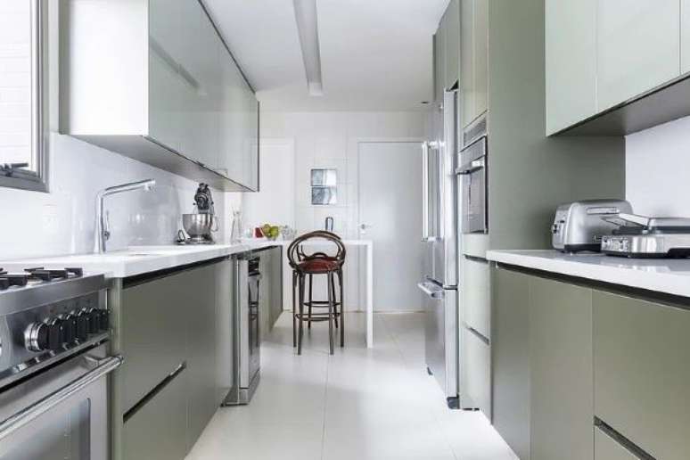 51. Cozinha verde com bancada de quartzo branco – Foto Paulo Azevedo