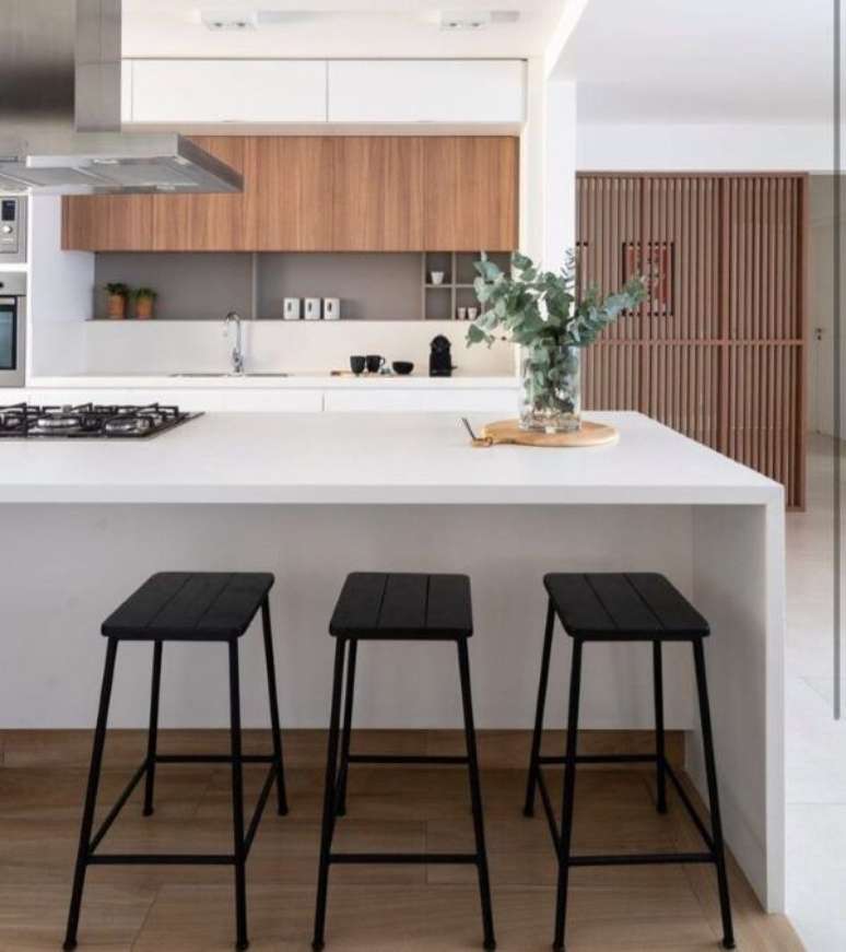 57. Ilha gourmet com bancada de quartzo cinza claro e banquetas pretas &ndash; Foto Carolina Druk