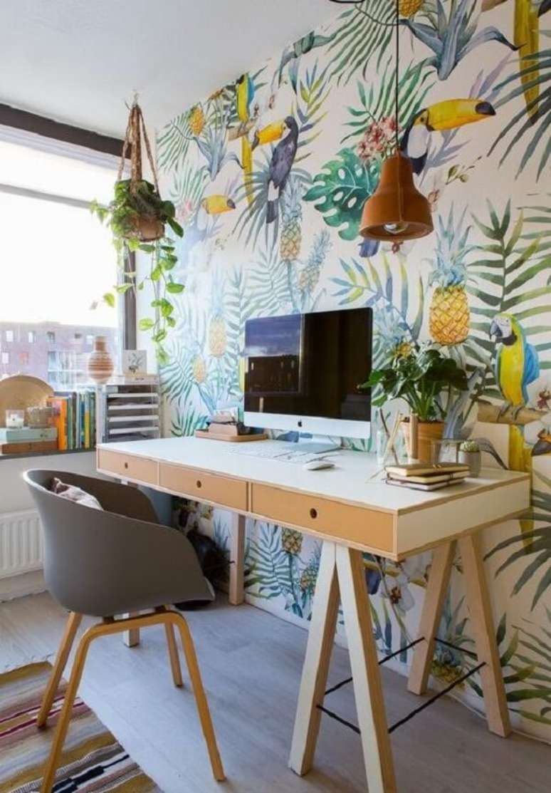 62. Decoração de escritório pequeno com papel de parede tropical. Foto: Pitaco e Achados