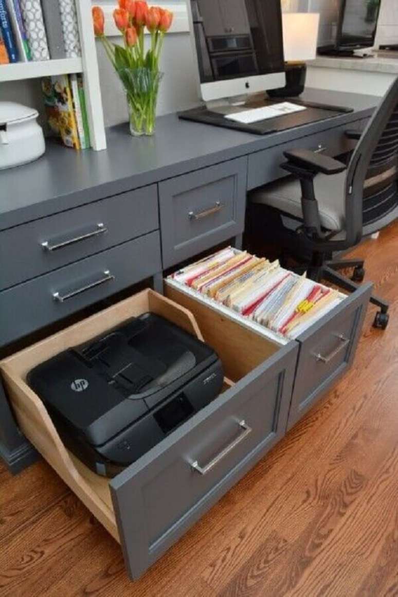 43. Invista em móveis planejados no escritório pequeno em casa. Foto: Shopify