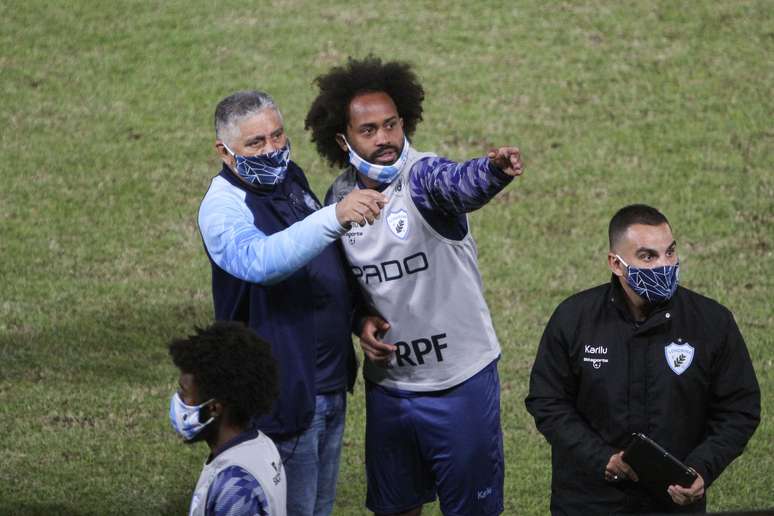Celsinho, jogador do Londrina, aponta quem seriam os autores de ofensas racistas no duelo contra o Brusque