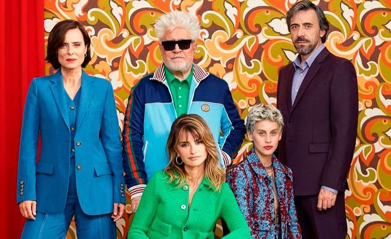 O diretor Pedro Almodóvar e o elenco de seu novo "Mães Paralelas", que abre o Festival de Veneza