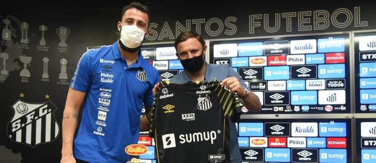 Jandrei (de azul) durante a sua apresentação oficial como novo reforço do Santos