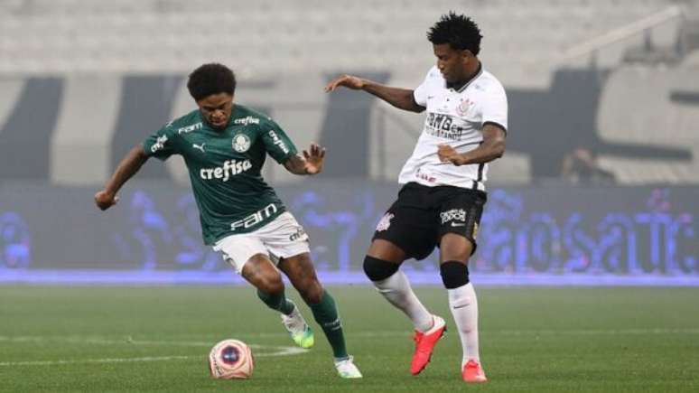 Luiz Adriano, do Palmeiras, recebe marca&ccedil;&atilde;o de Gil, do Corinthians, em cl&aacute;ssico Cesar Greco Palmeiras