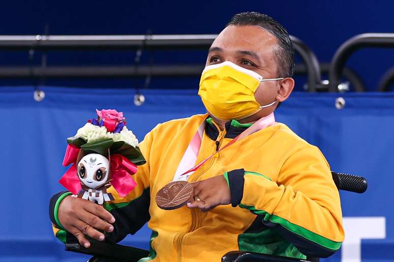 Maciel de Souza Santos ,da bocha, recebe a medalha de bronze nos Jogos Paralímpicos de Tóquio Takuma Matsushita CPB