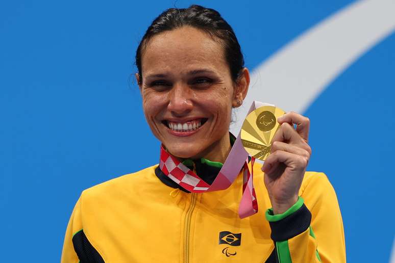 Maria Carolina Santiago mostra a mais nova medalha de ouro conquistada nesta quarta-feira Marko Djurica Reuters