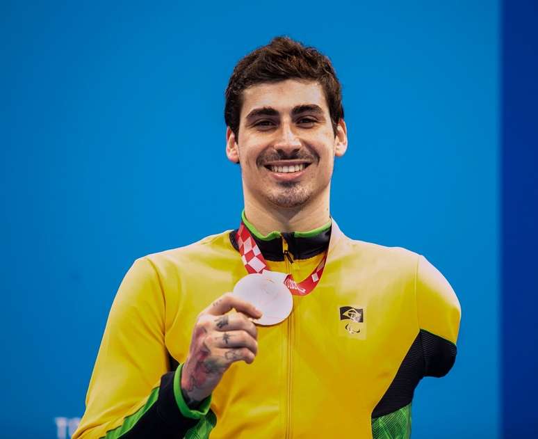 Talisson Glock exibe a medalha de bronze conquistada nesta quarta-feira na Paralimpíada Alê Cabral CPB