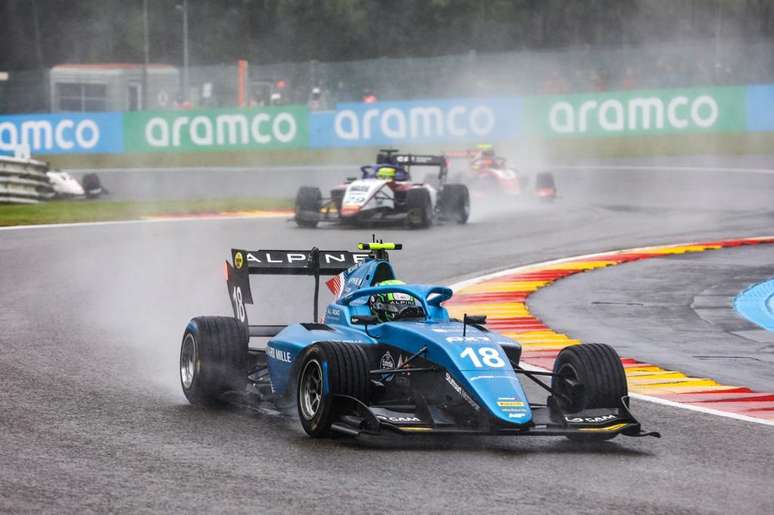 O brasileiro Caio Collet em ação na encharcada pista de Spa-Francorchamps. 