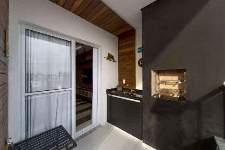 25. Churrasqueira pequena preta com gabinete preto na decoração – Foto Studio Lustosa