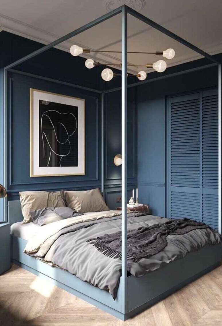52. Quarto azul decorado com cama com dossel e lustre moderno – Foto: Behance