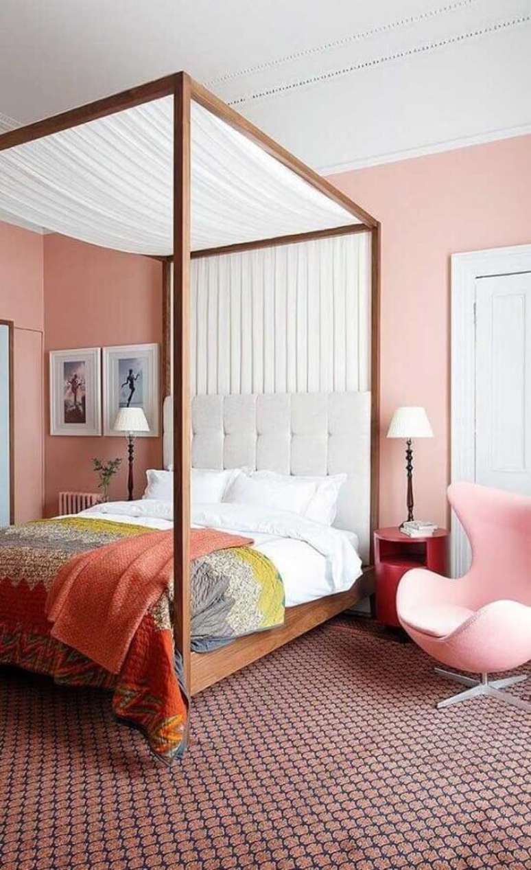 61. Quarto feminino rosa decorado com cama com dossel – Foto: Apartment Therapy