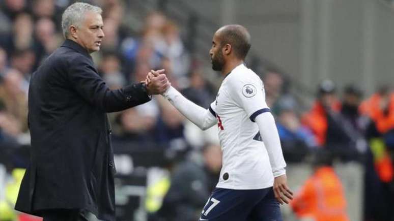 Lucas e Mourinho no Tottenham (Foto: ADRIAN DENNIS / AFP)