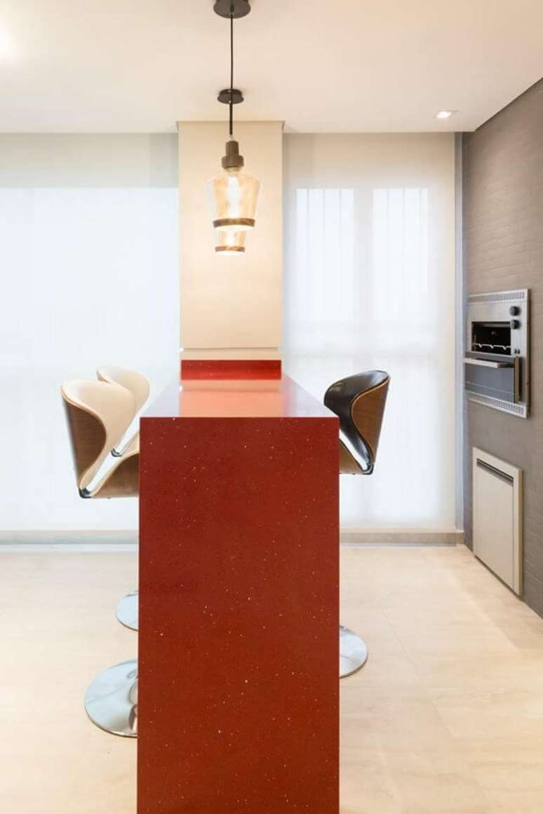 51. Área de churrasqueira pequena com bancada vermelha e banquetas modernas – Foto Andrea Petini