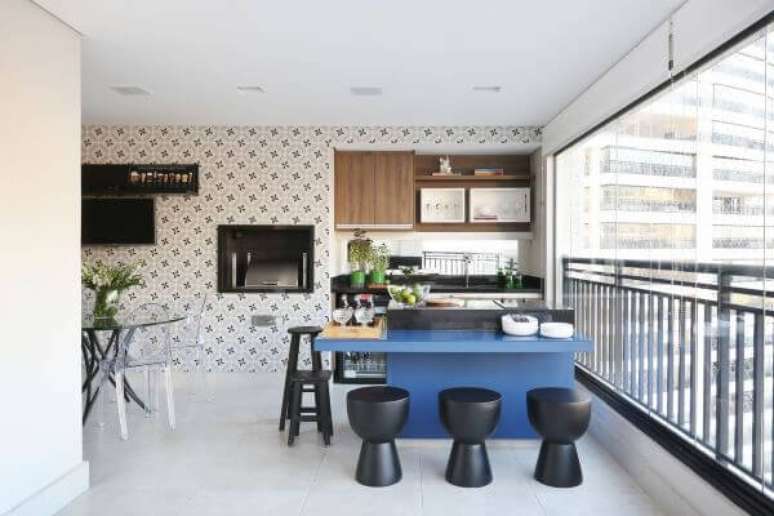 50. Varanda gourmet com churrasqueira pequena na decora&ccedil;&atilde;o &ndash; Foto Ana Paula Brizza