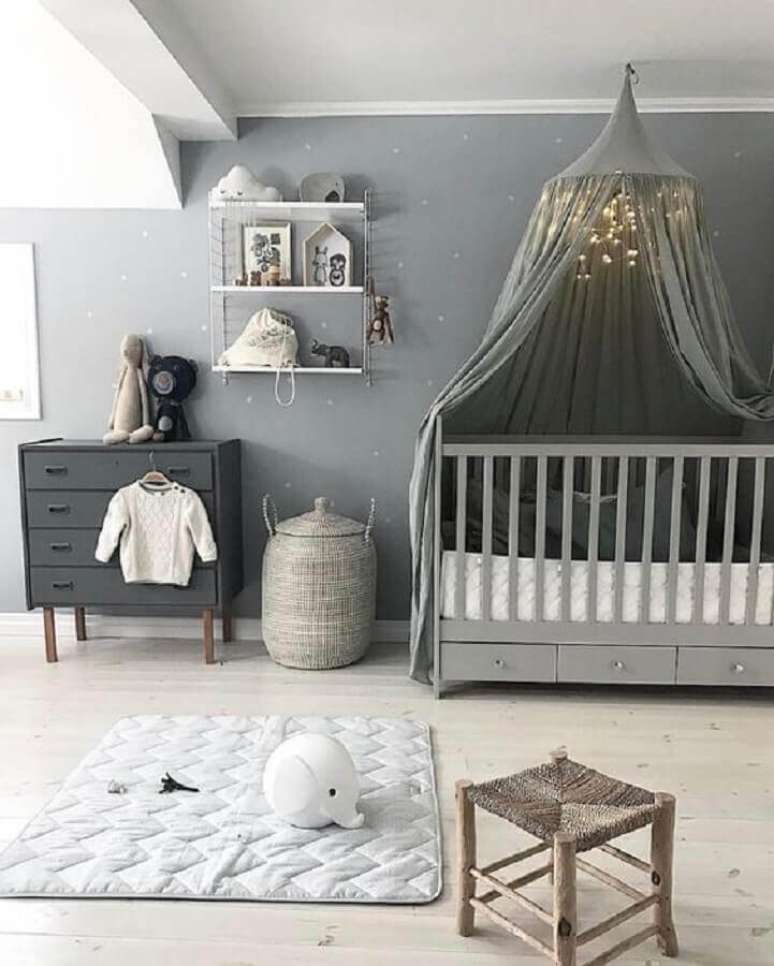 53. Quarto de bebê cinza decorado com dossel de teto para berço – Foto: Decor Fácil