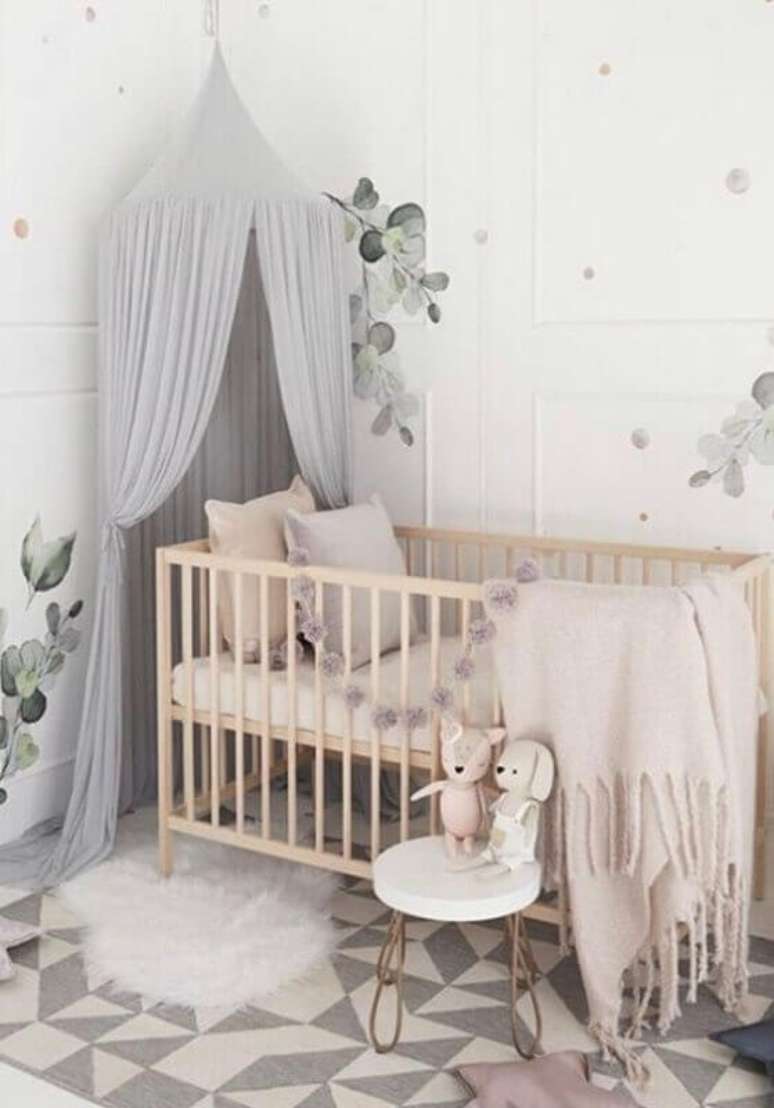 55. Quarto de bebê cinza e branco decorado com dossel para berço de madeira – Foto: Nursery Decor e Design