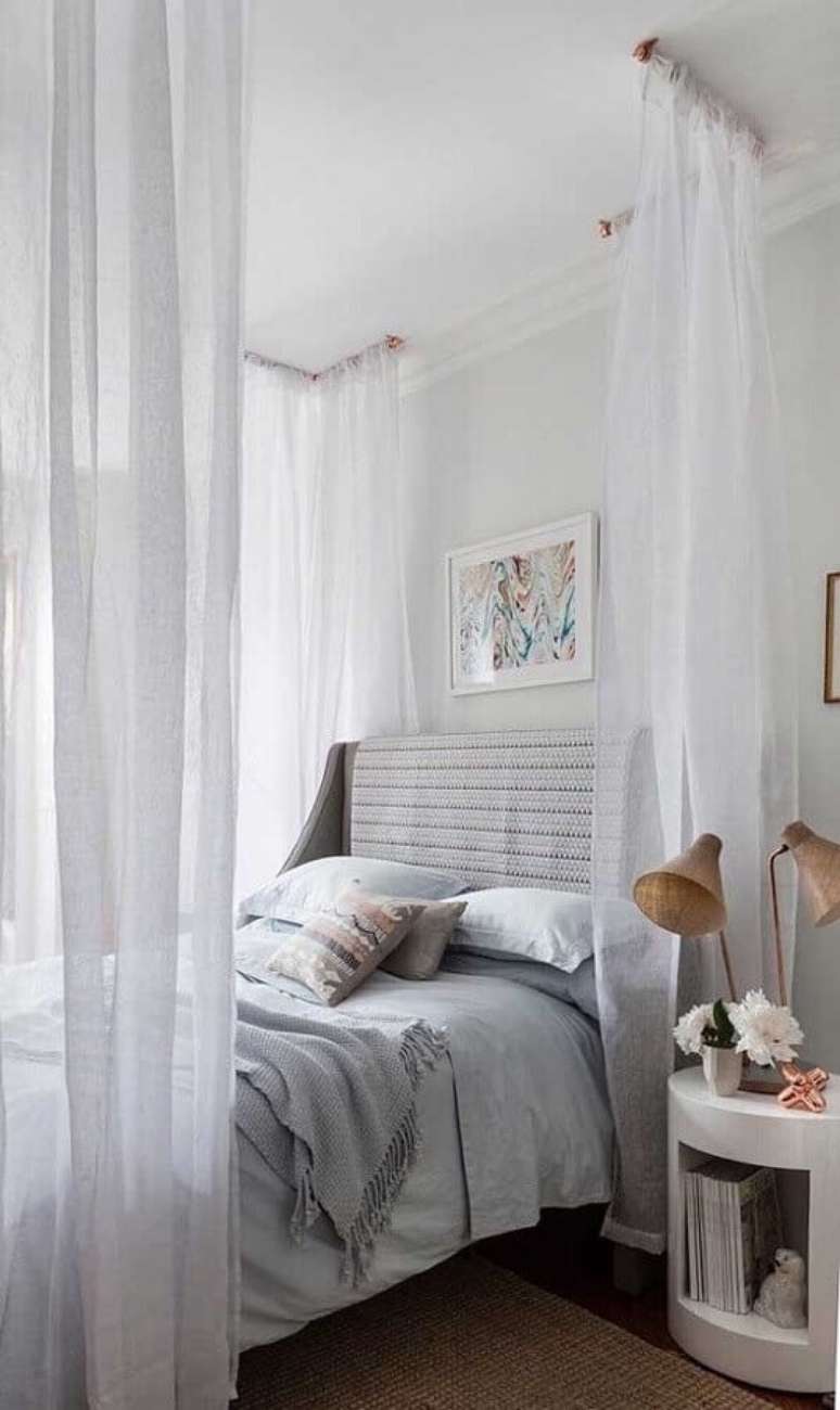 46. Dossel de teto com mosquiteiro para decoração de quarto de casal – Foto: Apartment Therapy