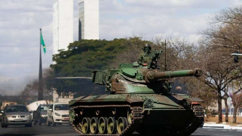 Desfile militar durante apreciação do voto impresso no Congresso em 10 de agosto: presidente alimenta ambiente de tensão