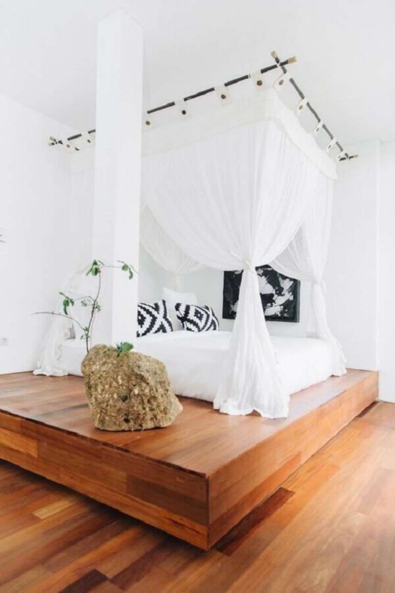 62. Quarto minimalista decorado com mosquiteiro para dossel de parede – Foto: One Kindesign