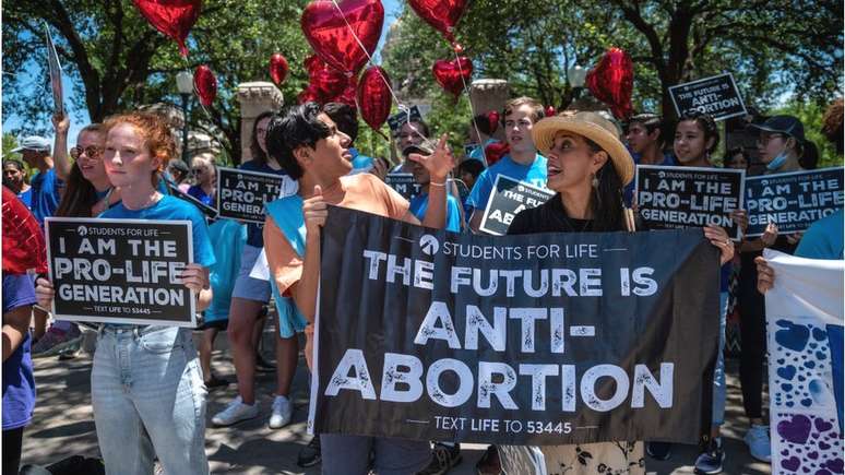 Grupos anti-aborto em manifestação no Texas; Estado passa a ter a mais rígida lei do tipo no país, que dá aos cidadãos privados o direito de processar pessoas envolvidas em qualquer aborto