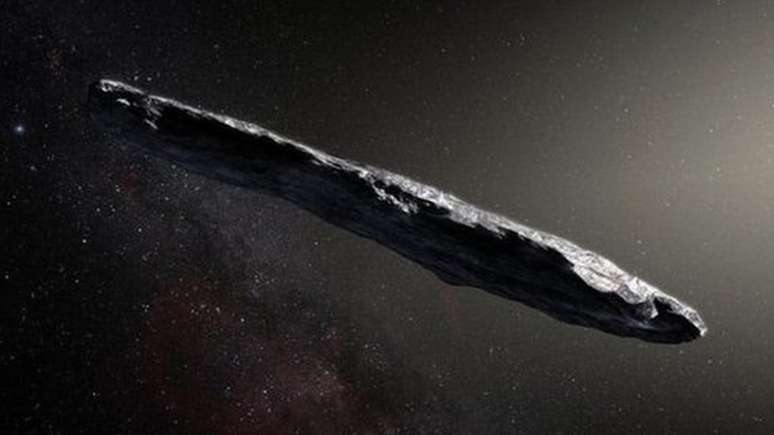 Ilustração de Oumuamua, apontado como o primeiro corpo celeste identificado que parece ter vindo de fora do Sistema Solar