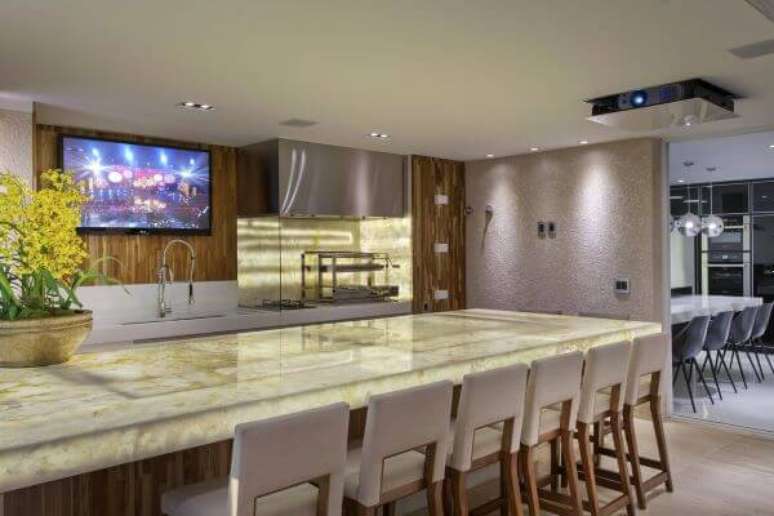 37. Cozinha de apartamento no conceito aberto com churrasqueira port&aacute;til a g&aacute;s &ndash; Foto Iara Kilaris