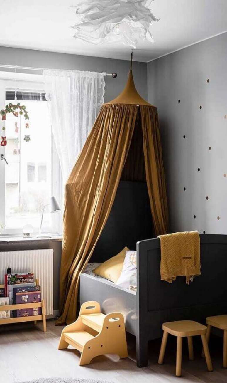 5. Cama com dossel de teto para decoração de quarto de infantil em tons de cinza – Foto: DecoRecent