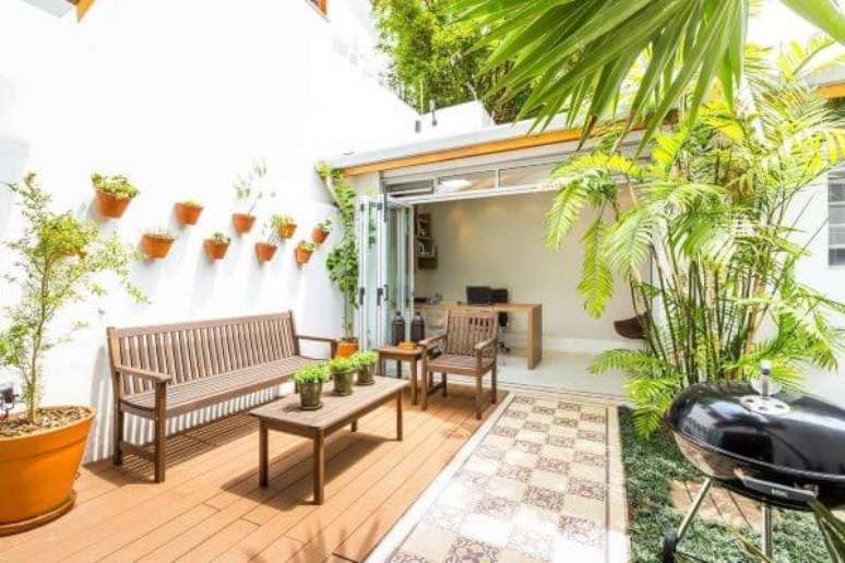 5. Quintal com churrasqueira pequena de ferro e port&aacute;til &ndash; Foto By Arq e Desing