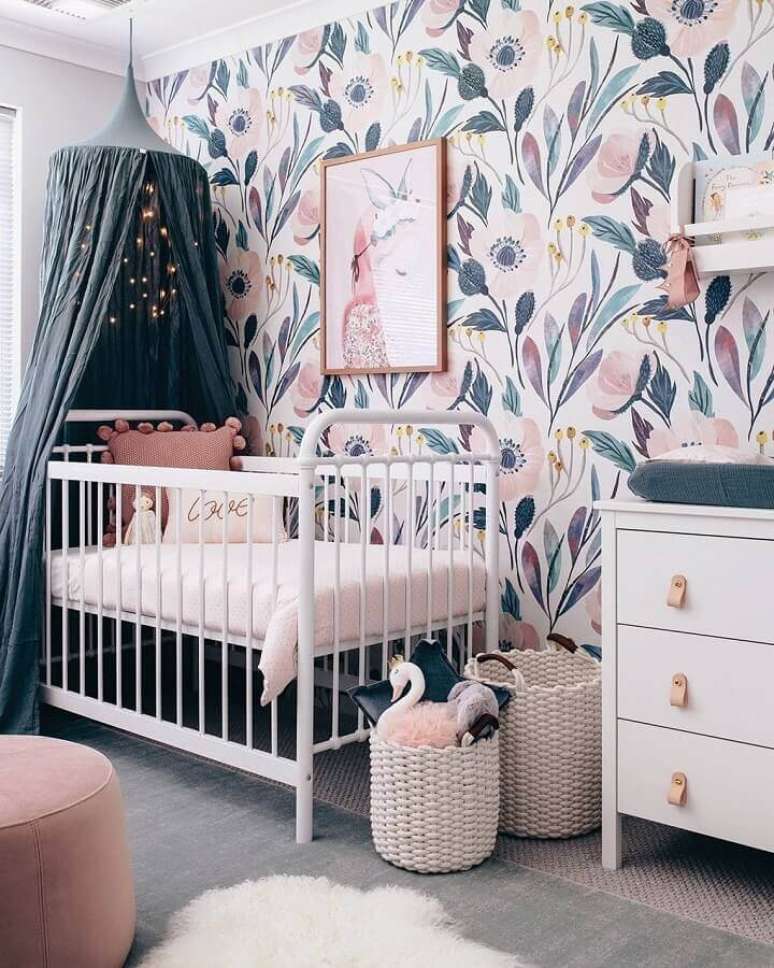 47. Dossel de teto para quarto de bebe decorado com papel de parede floral – Foto: Home Fashion Trend