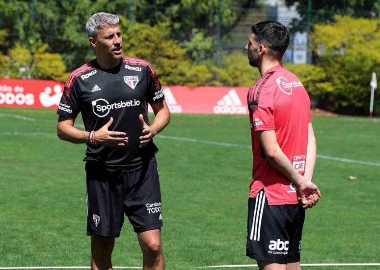 Calleri conversou com o técnico Hernán Crespo no CT da Barra Funda (Foto: Rubens Chiri / saopaulofc)