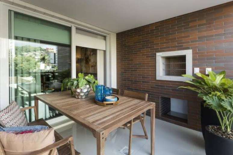 59. Casa com &aacute;rea gourmet e churrasqueira pequena de parede &ndash; Foto Julianna Pippi