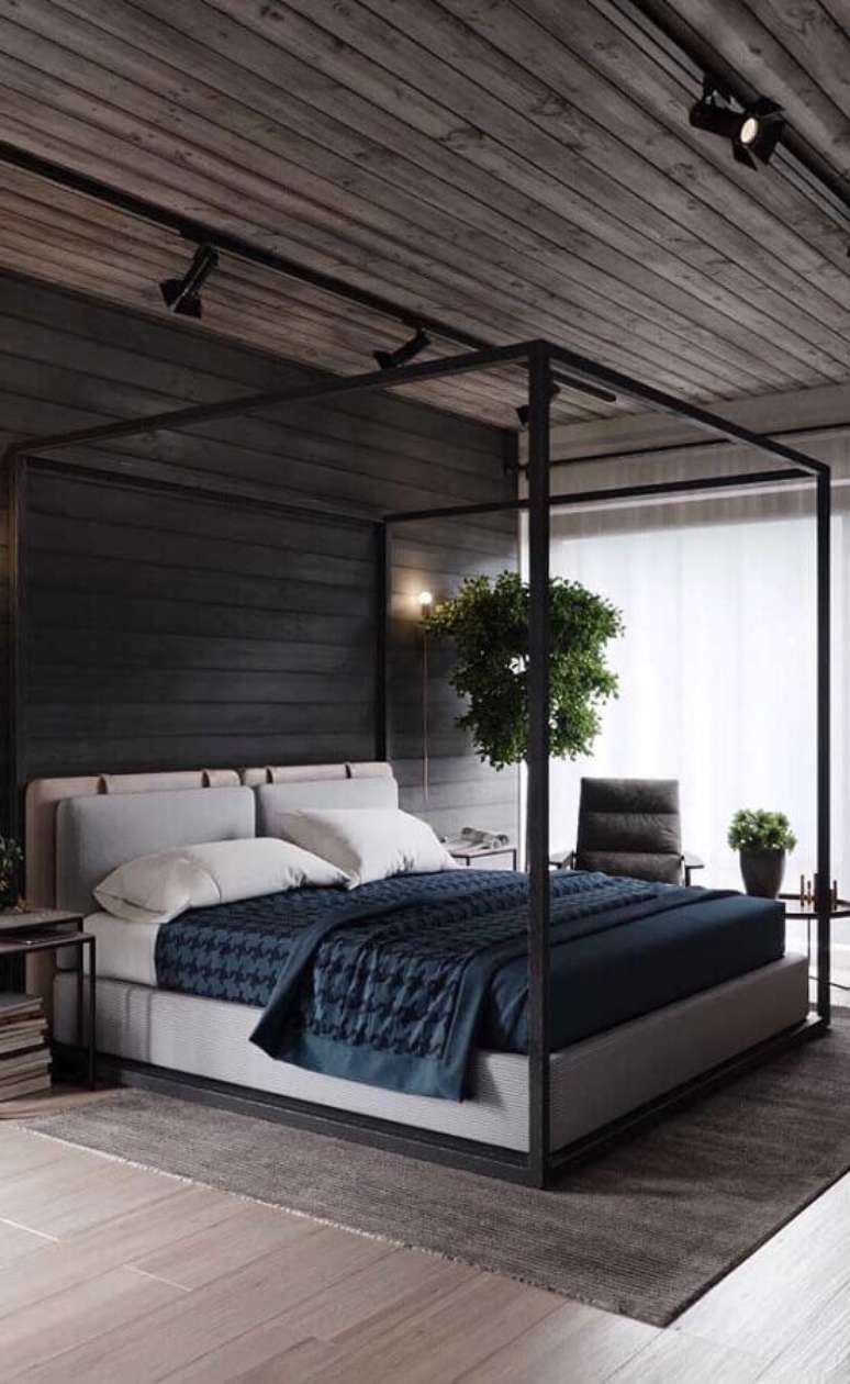 26. Cama com dossel para quarto de casal cinza decorado com teto de madeira – Foto: Apartment Therapy