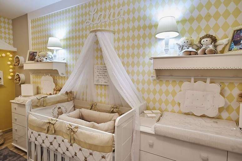 4. Decoração de quarto de bebê branco e amarelo com dossel de parede – Foto: Andrea Bento