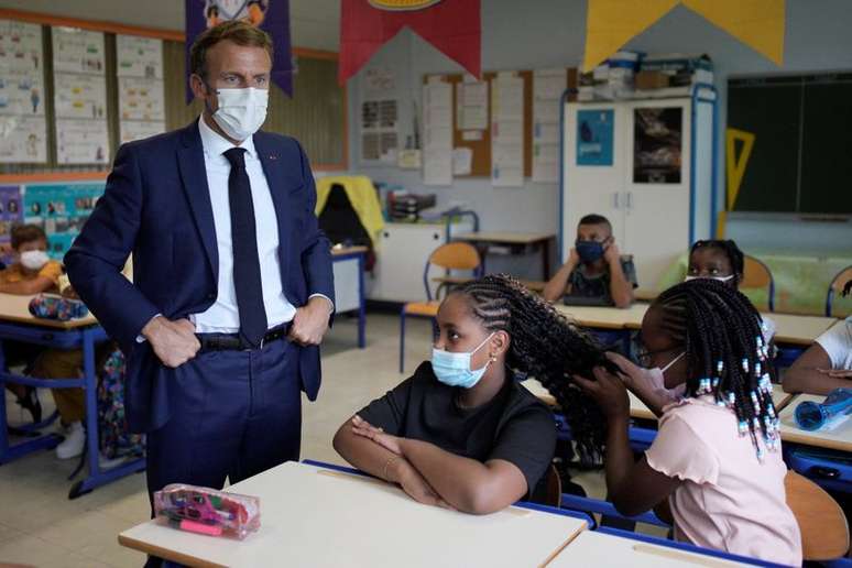 Presidente da França, Emmanuel Macron, conversa com crianças em escola primária em Marselha
02/09/2021 Daniel Cole/Pool via REUTERS