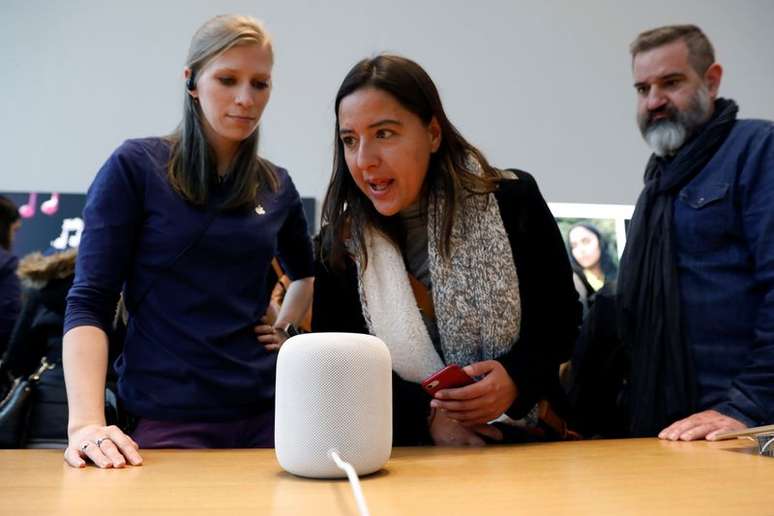 Vendedora mostra a clientes o funcionamento do assistente de voz da Apple, Siri.  9/2/2018. REUTERS/Shannon Stapleton