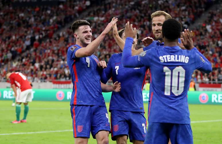 Jogadores comemoram gol marcado por Harry Kane na vitória sobre a Hungria