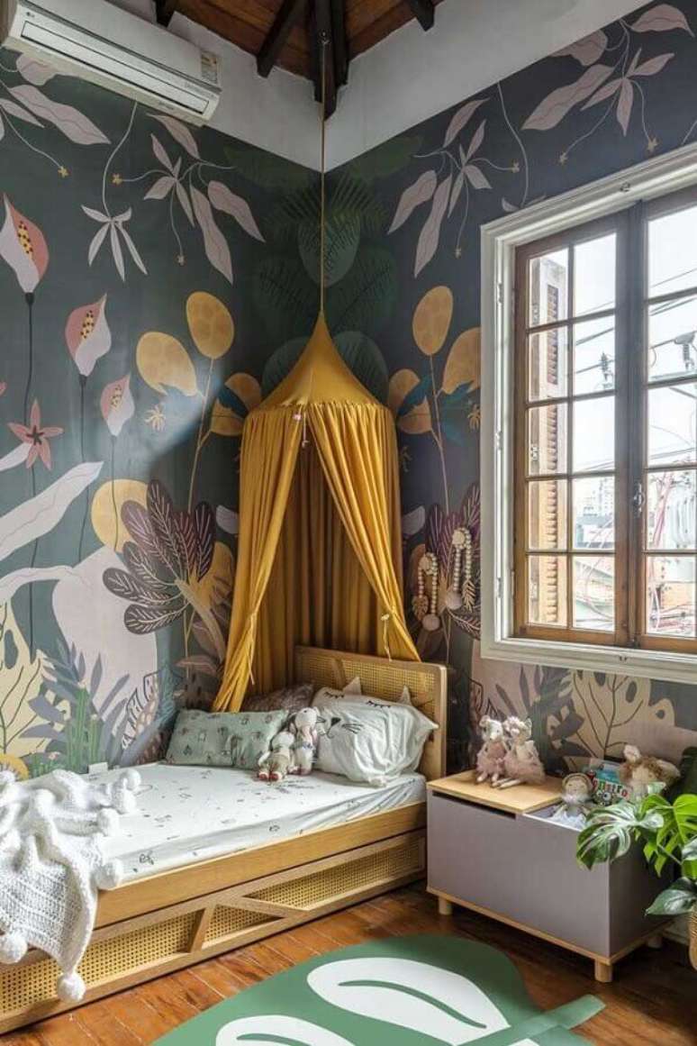 31. Cama com dossel para quarto decorado com papel de parede floral – Foto: Decor Petit
