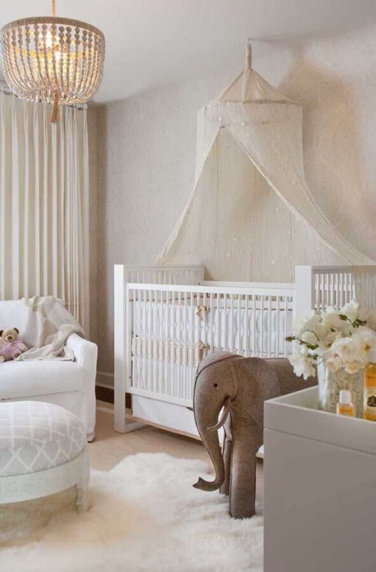 13. Berço com dossel de teto para decoração de quarto de bebê em cores claras – Foto: Decor Fàcil