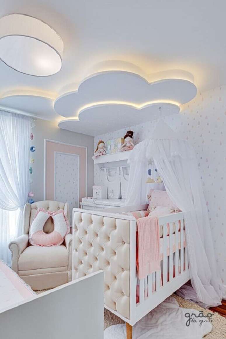 16. Berço com dossel para quarto de bebê feminino decorado com nuvem no teto – Foto: Grão de Gente