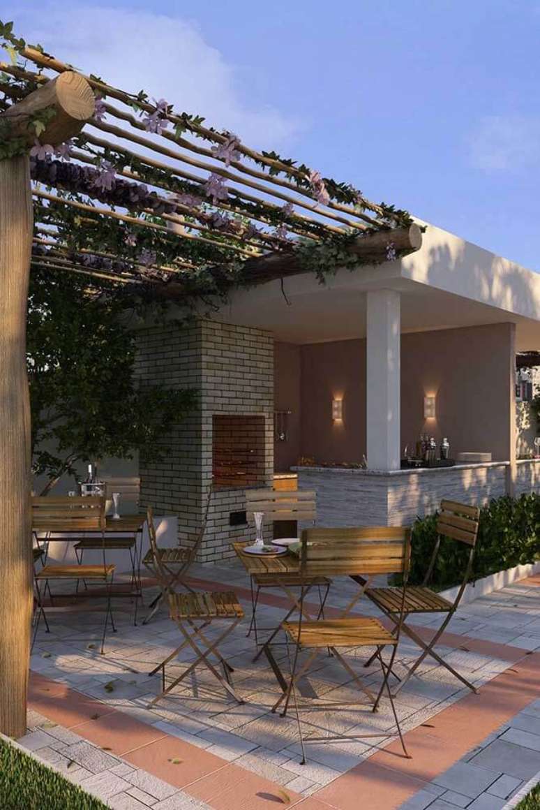 70. &Aacute;rea de churrasqueira pequena de tijolinho e pergolado decorado com plantas &ndash; Foto Pateo Dona Tecla da Construtora CPD
