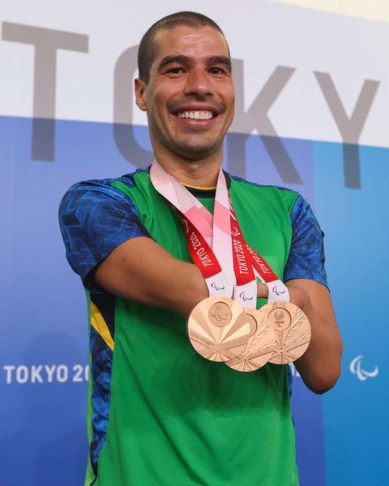 Daniel Dias exibe os três bronzes que ganhou em Tóquio, onde encerrou a carreira com 27 medalhas em Paralimpíadas