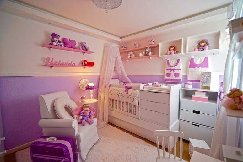 12. Berço com dossel de parede para quarto de bebe feminino decorado em branco e lilás – Foto: Andrea Bento