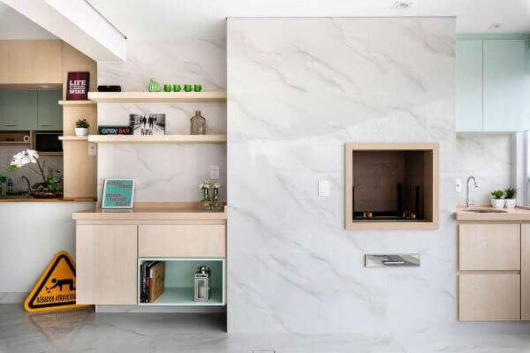 57. Churrasqueira gourmet com revestimento marmorizado branco &ndash; Foto Portobello