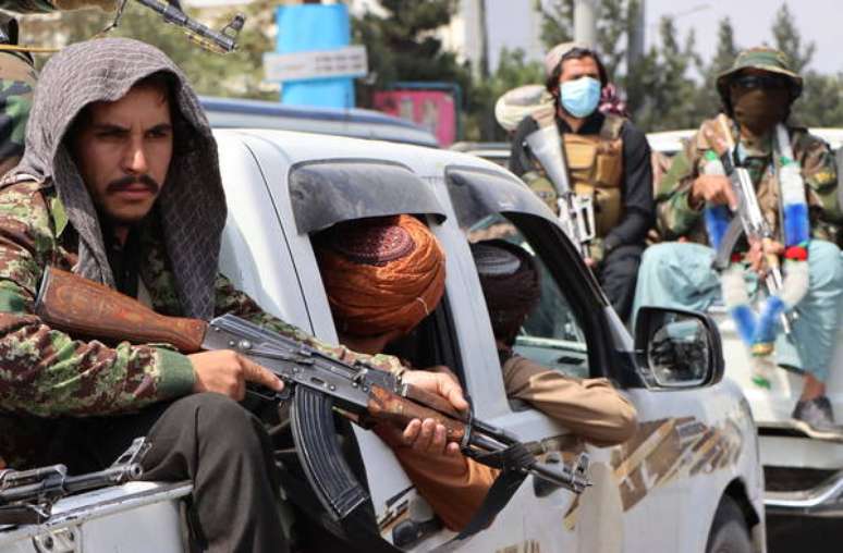 Combatentes do Talibã no Aeroporto Internacional de Cabul, capital do Afeganistão