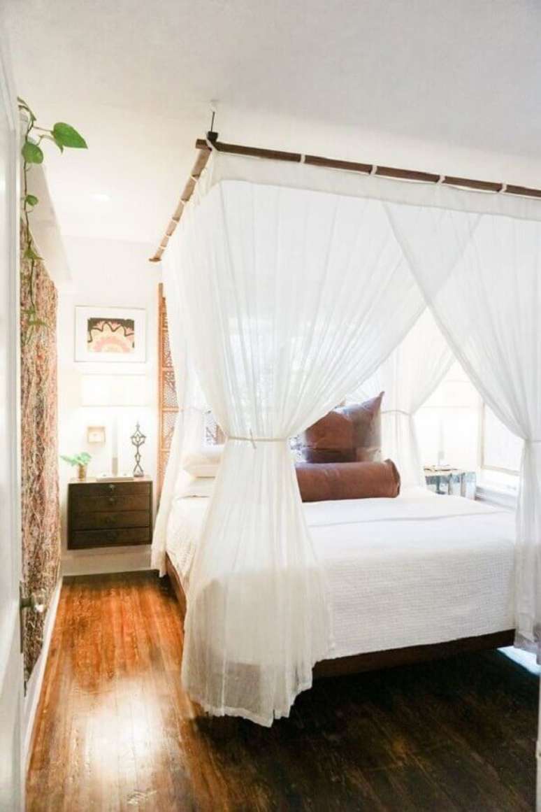 25. Cama com dossel para quarto de casal branco decorado com criado mudo suspenso – Foto: Home BNC